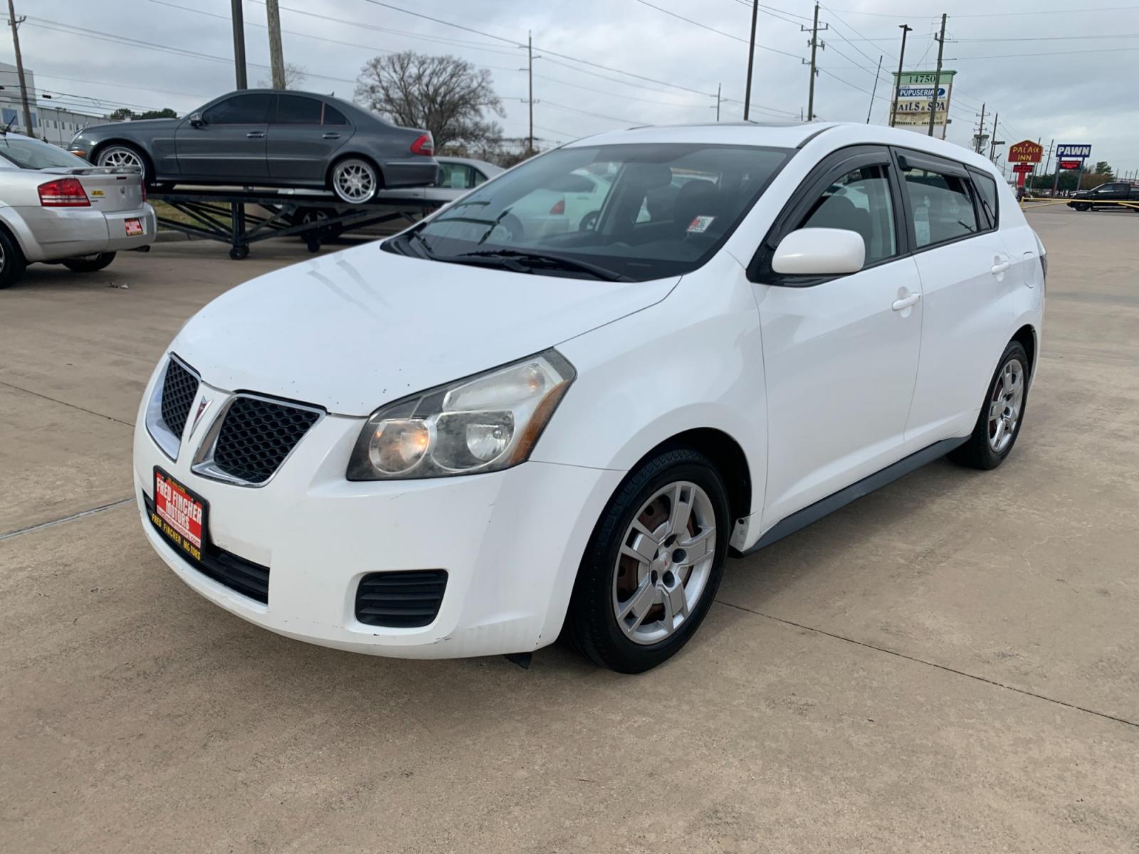 2009 white /black Pontiac Vibe 2.4L (5Y2SP67059Z) with an 2.4L L4 DOHC 16V engine, 4-Speed Automatic Overdrive transmission, located at 14700 Tomball Parkway 249, Houston, TX, 77086, (281) 444-2200, 29.928619, -95.504074 - Photo #2